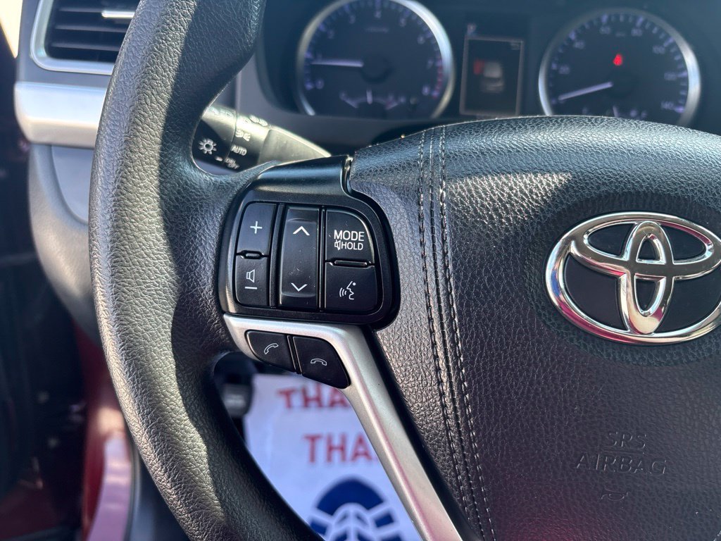 Used 2019 Toyota Highlander LE AWD/4WD image 17