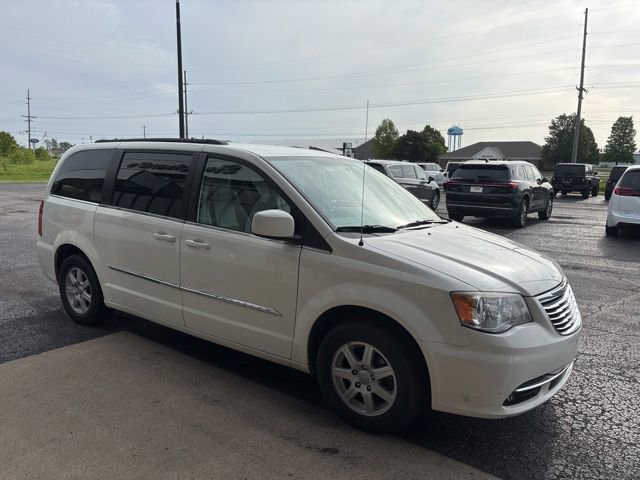 Used 2013 Chrysler Town & Country Touring FWD image 7