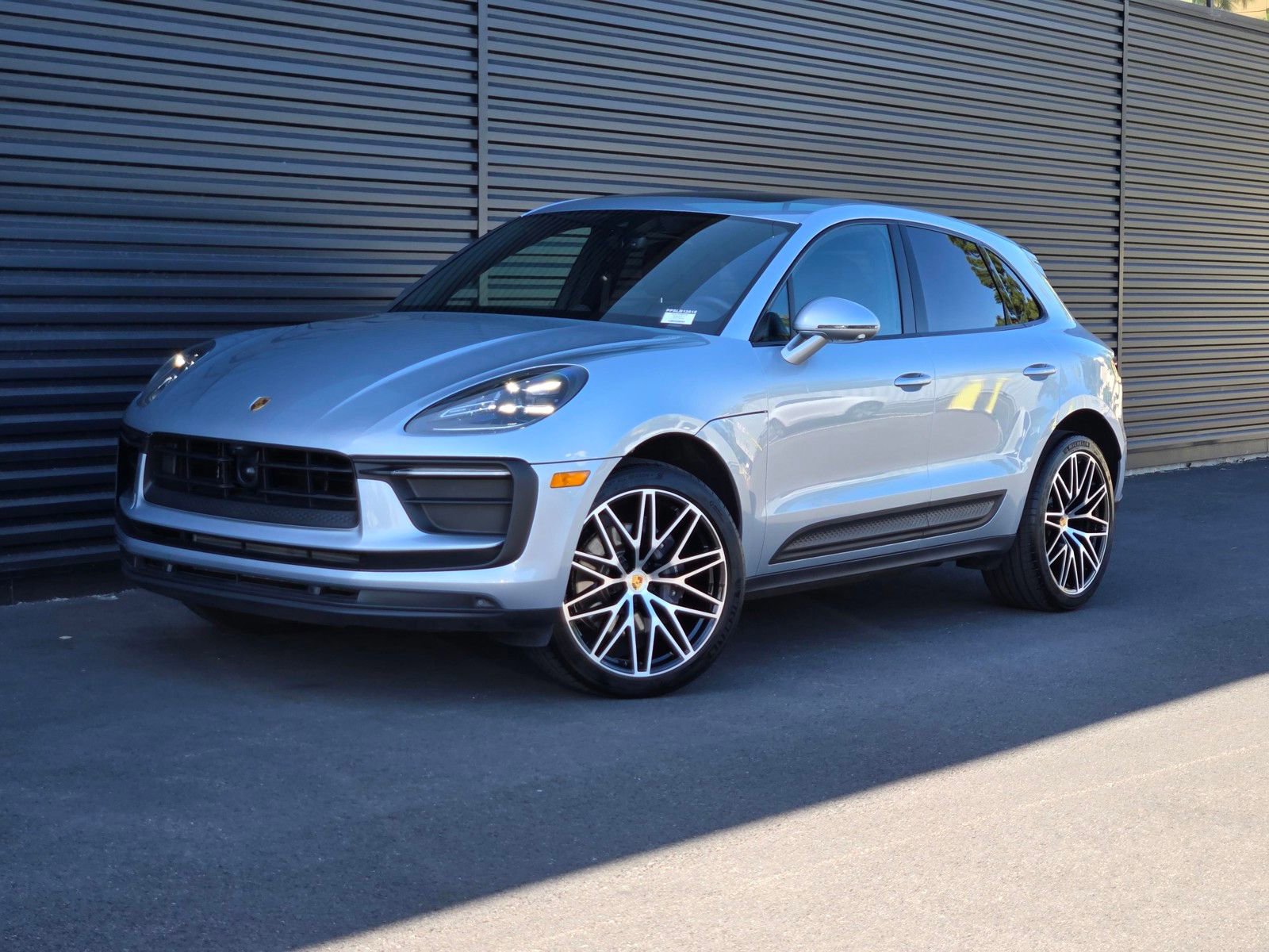 Certified 2025 Porsche Macan AWD/4WD image 1