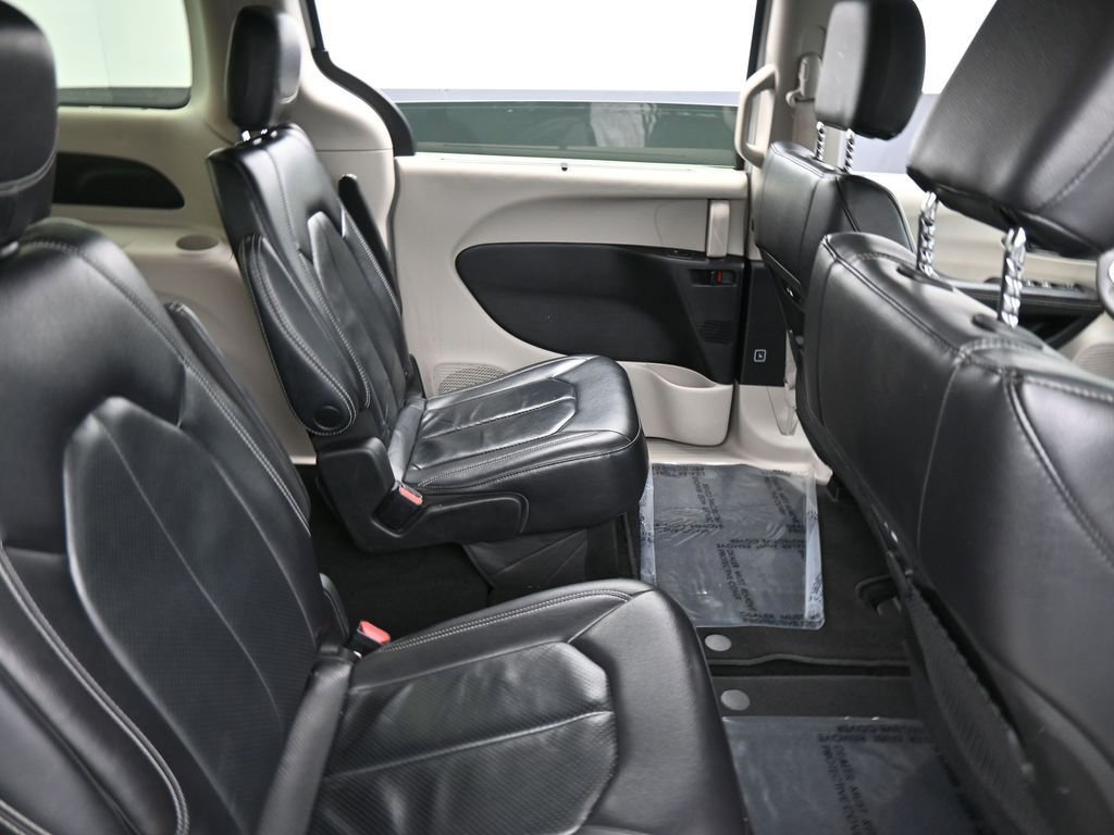 Used 2022 Chrysler Pacifica Touring-L image 15