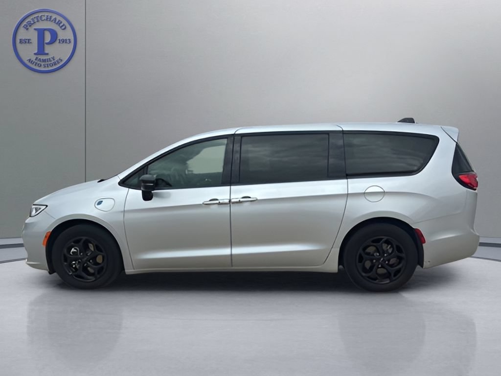 Used 2023 Chrysler Pacifica Limited w/ Uconnect Theater Family Group FWD image 4