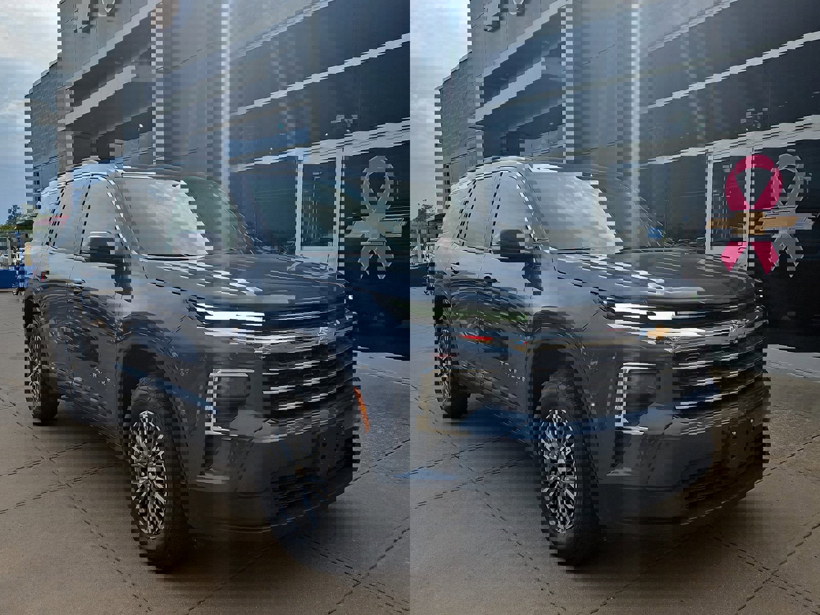 Used 2025 Chevrolet Traverse LT image 1