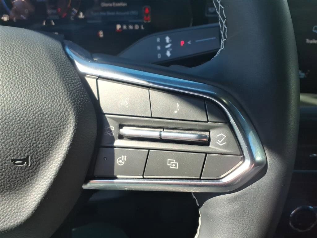 Used 2025 Chevrolet Traverse LT AWD/4WD image 12