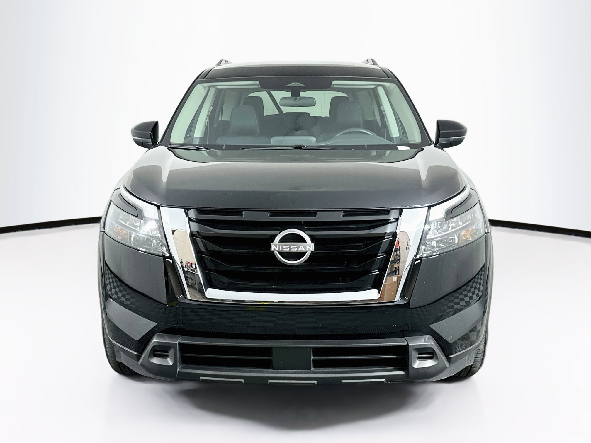 Used 2025 Nissan Pathfinder SV FWD image 2