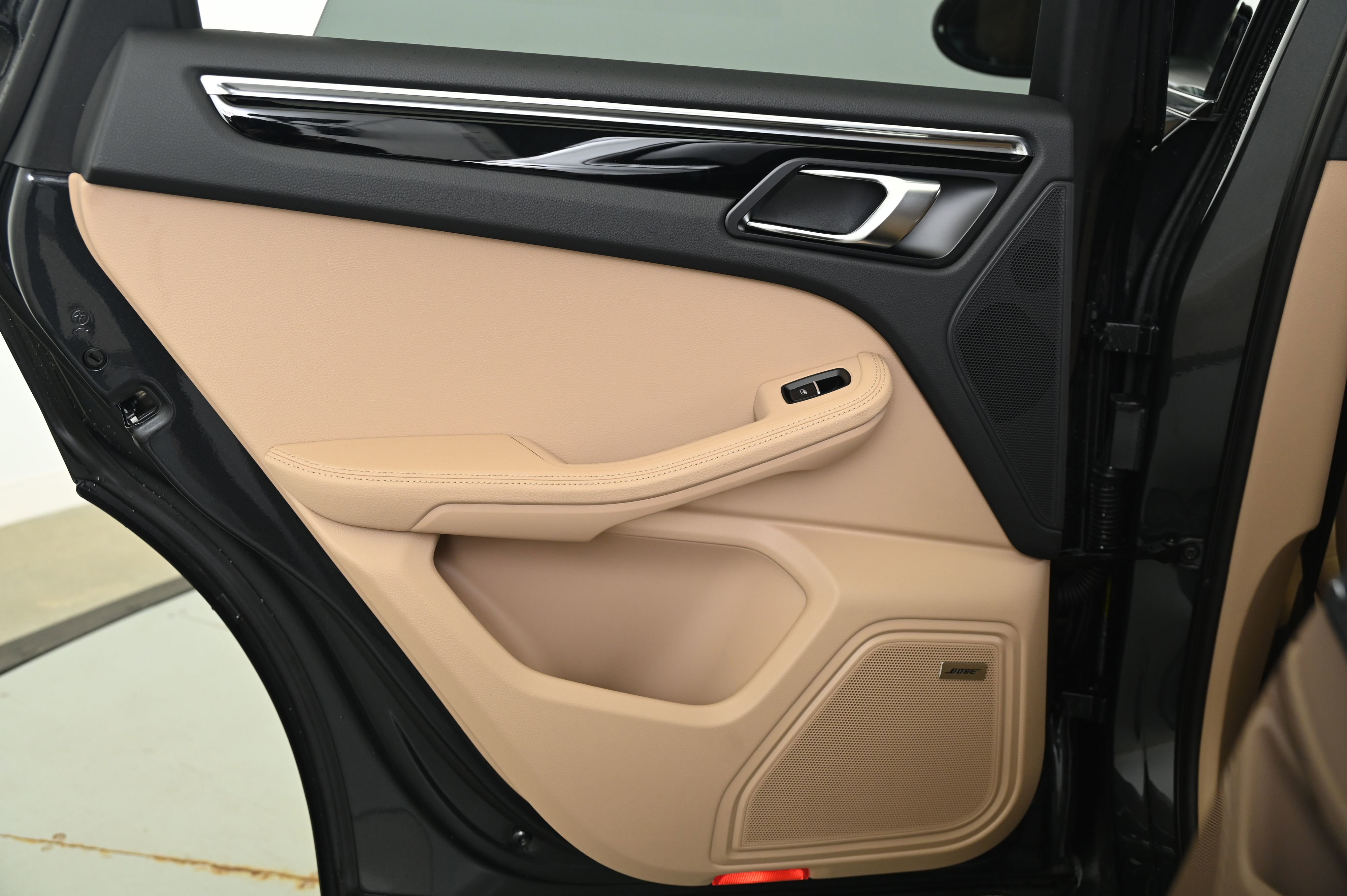 Certified 2025 Porsche Macan image 30