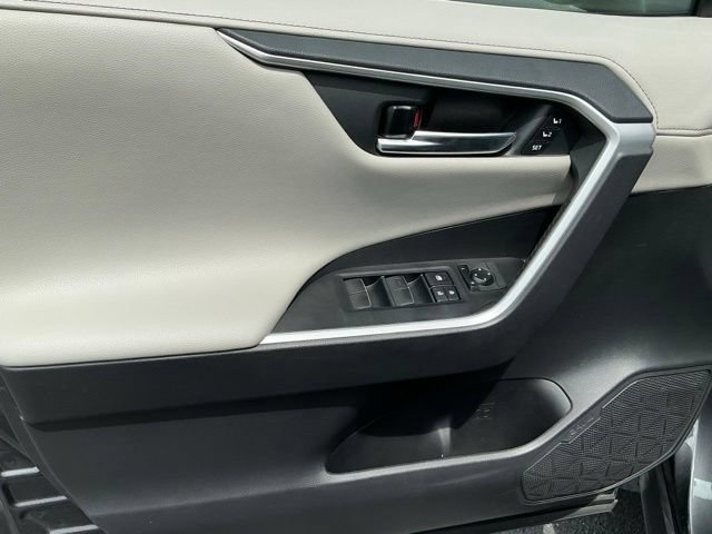Used 2020 Toyota RAV4 Limited FWD image 14