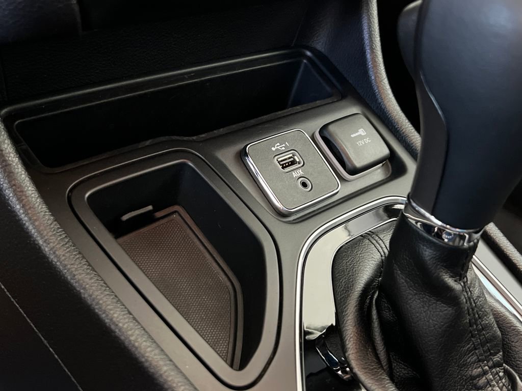 Used 2019 Jeep Cherokee Limited FWD image 36