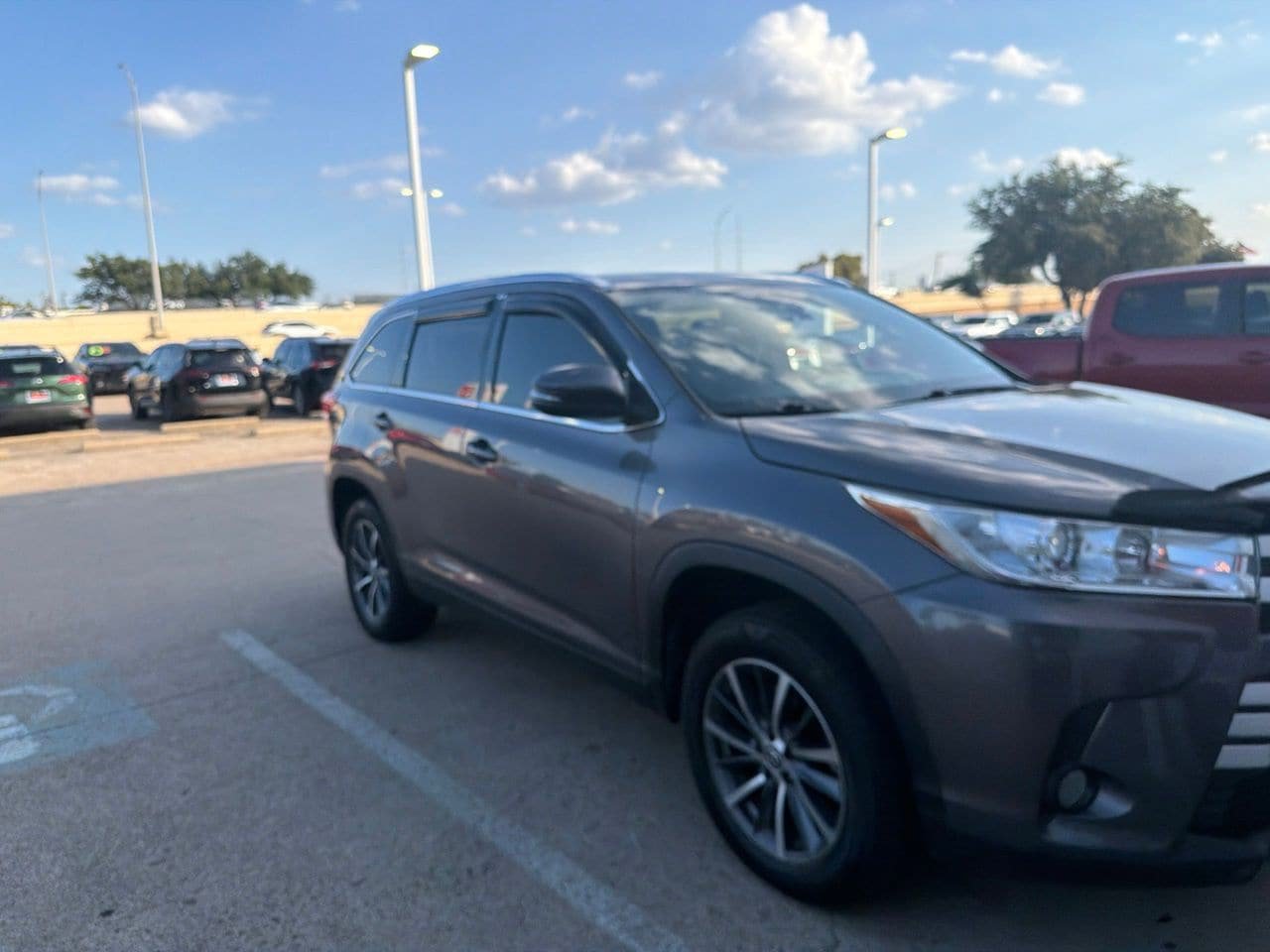 Used 2019 Toyota Highlander XLE FWD image 3