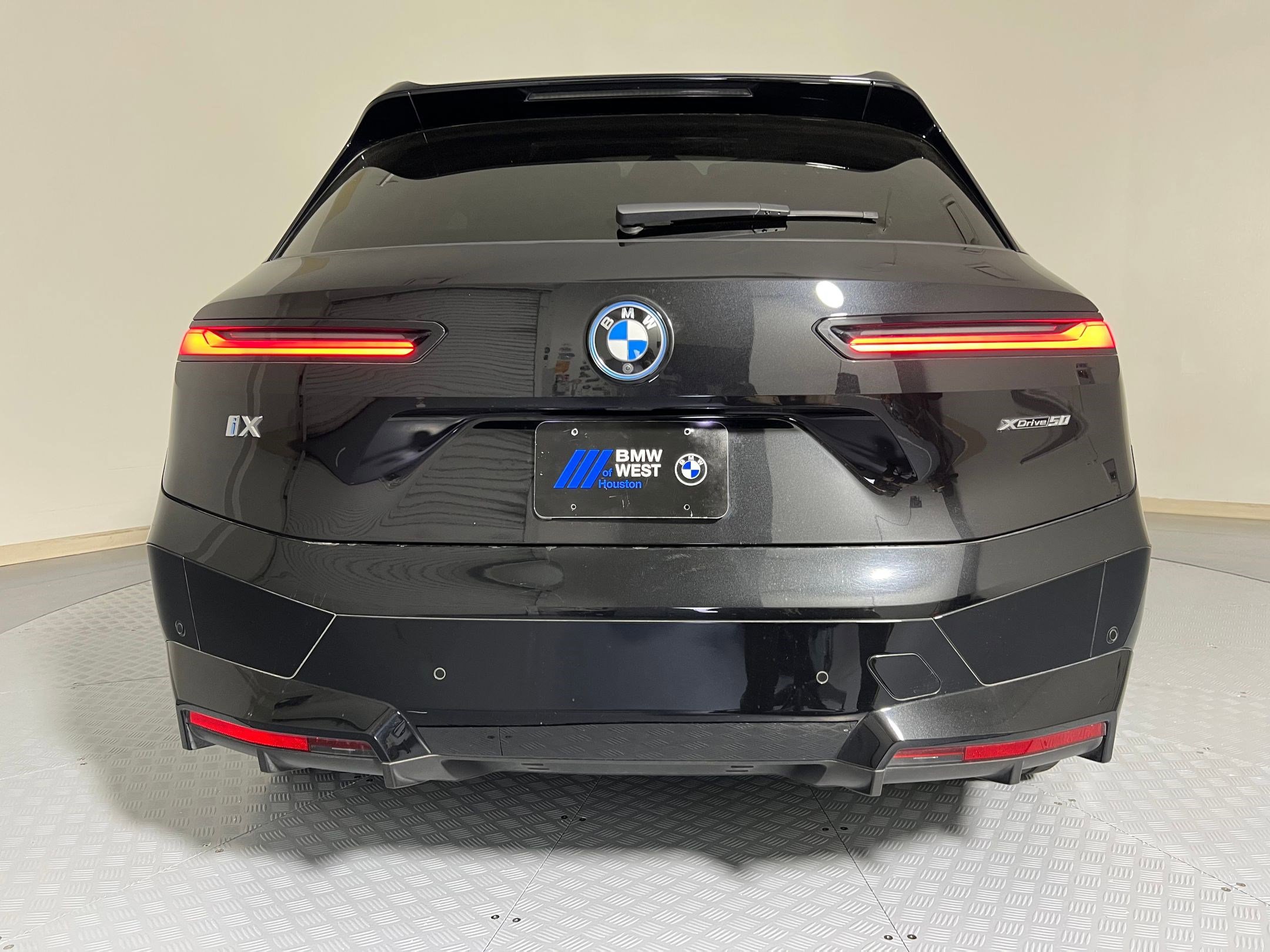 Used 2022 BMW iX xDrive50 w/ Premium Package image 9