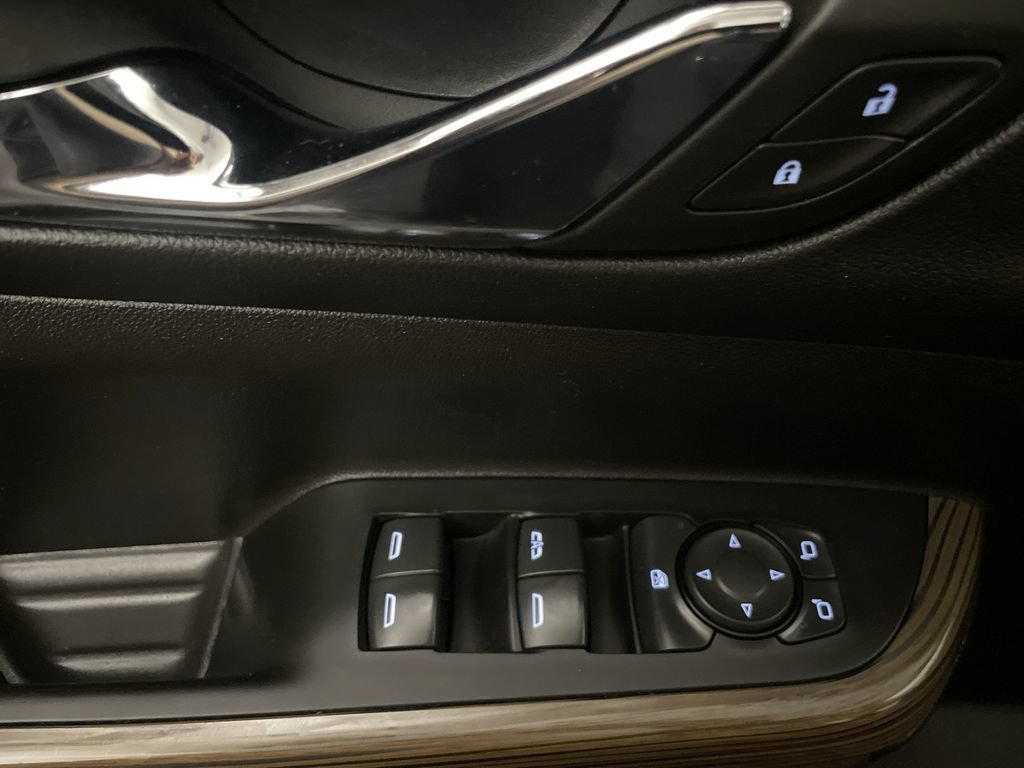 Used 2023 GMC Acadia SLE w/ Elevation Edition FWD image 17