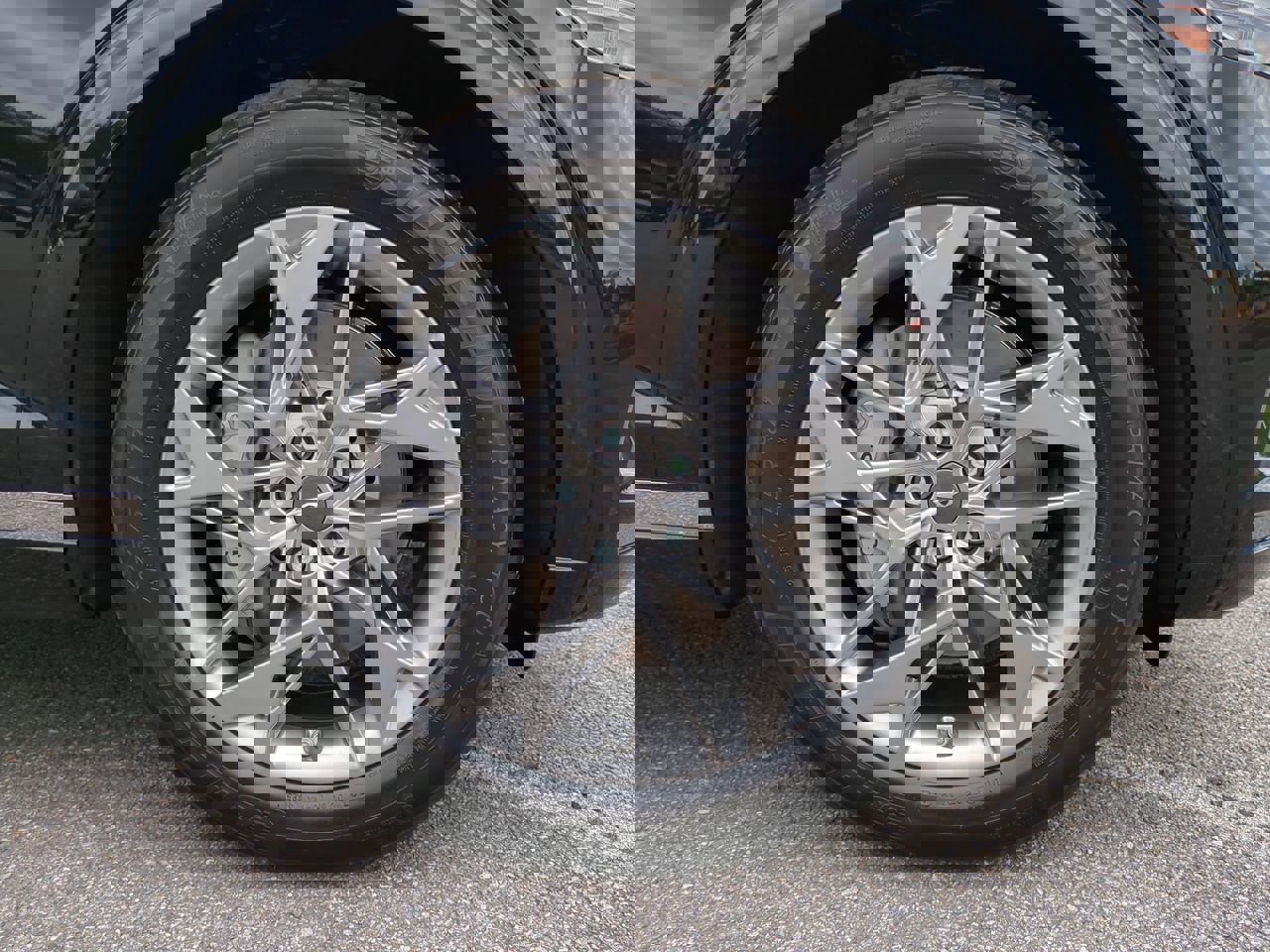 Certified 2025 Genesis GV70 2.5T w/ Select Package image 11