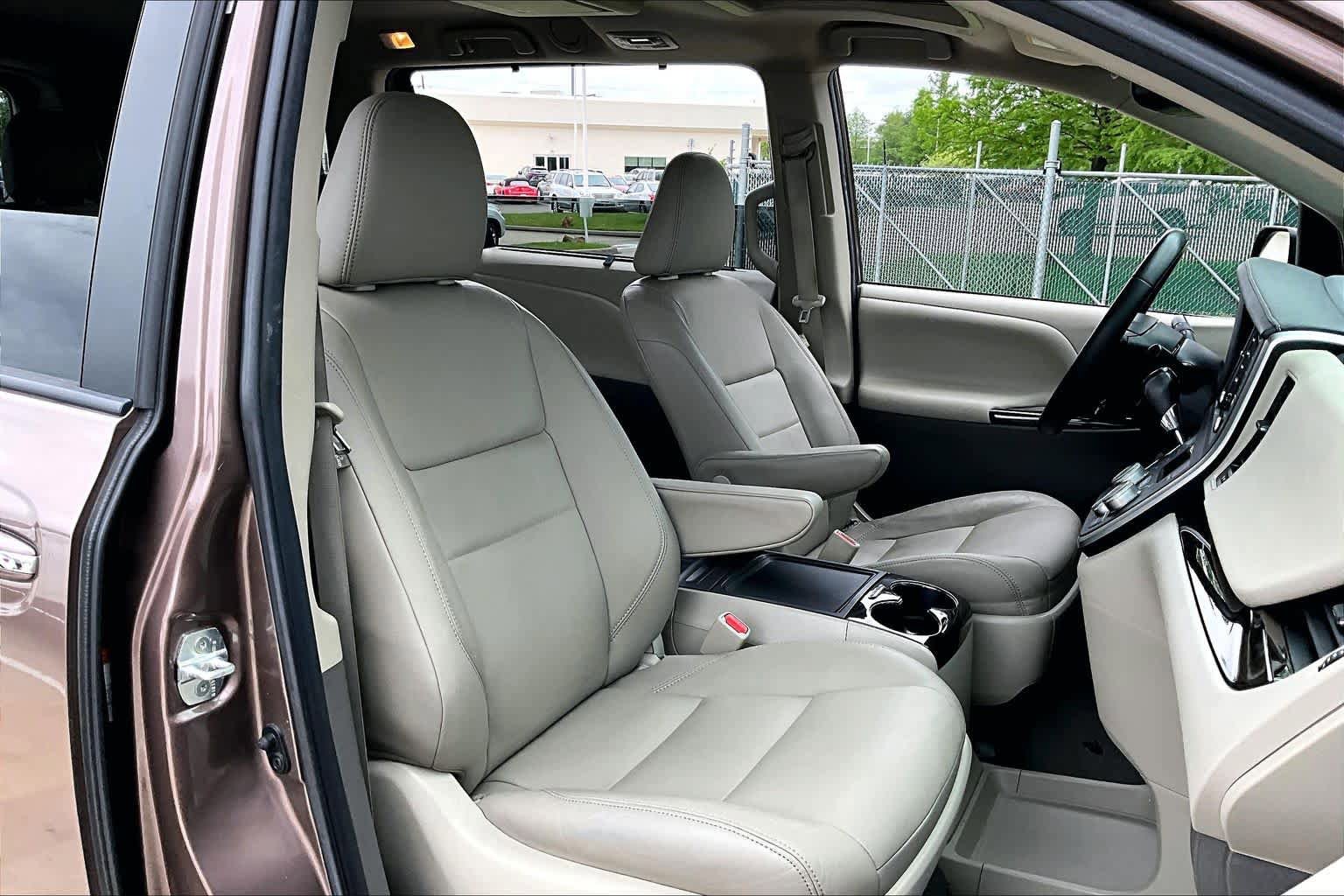 Used 2020 Toyota Sienna XLE Premium FWD image 9
