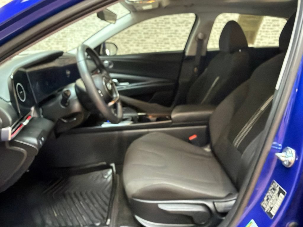 Used 2025 Hyundai Elantra SEL FWD image 23