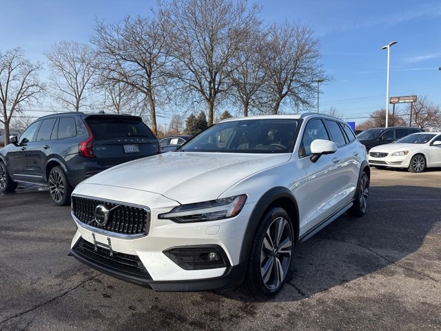 Used 2025 Volvo V60 B5 Cross Country Plus image 1