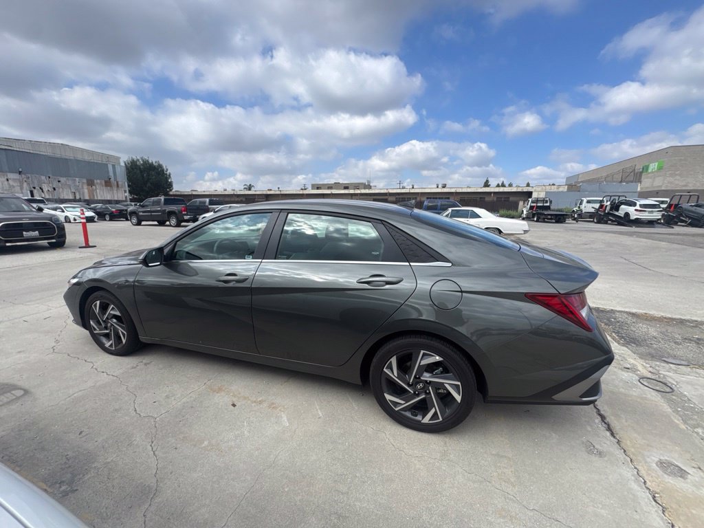 Used 2025 Hyundai Elantra Limited FWD image 9
