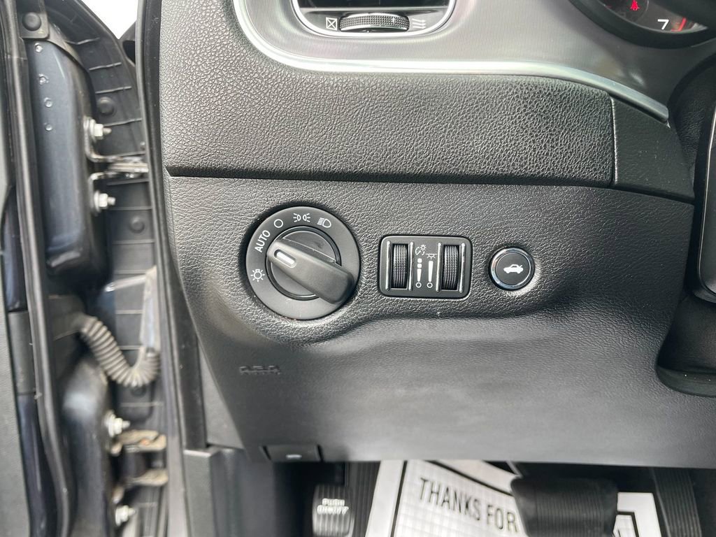 Used 2019 Dodge Charger SXT image 14