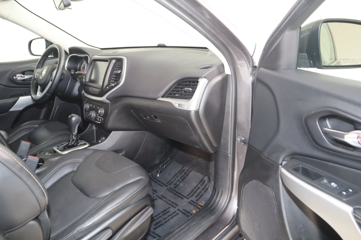 Used 2018 Jeep Cherokee Latitude Plus w/ Cold Weather Group FWD image 39