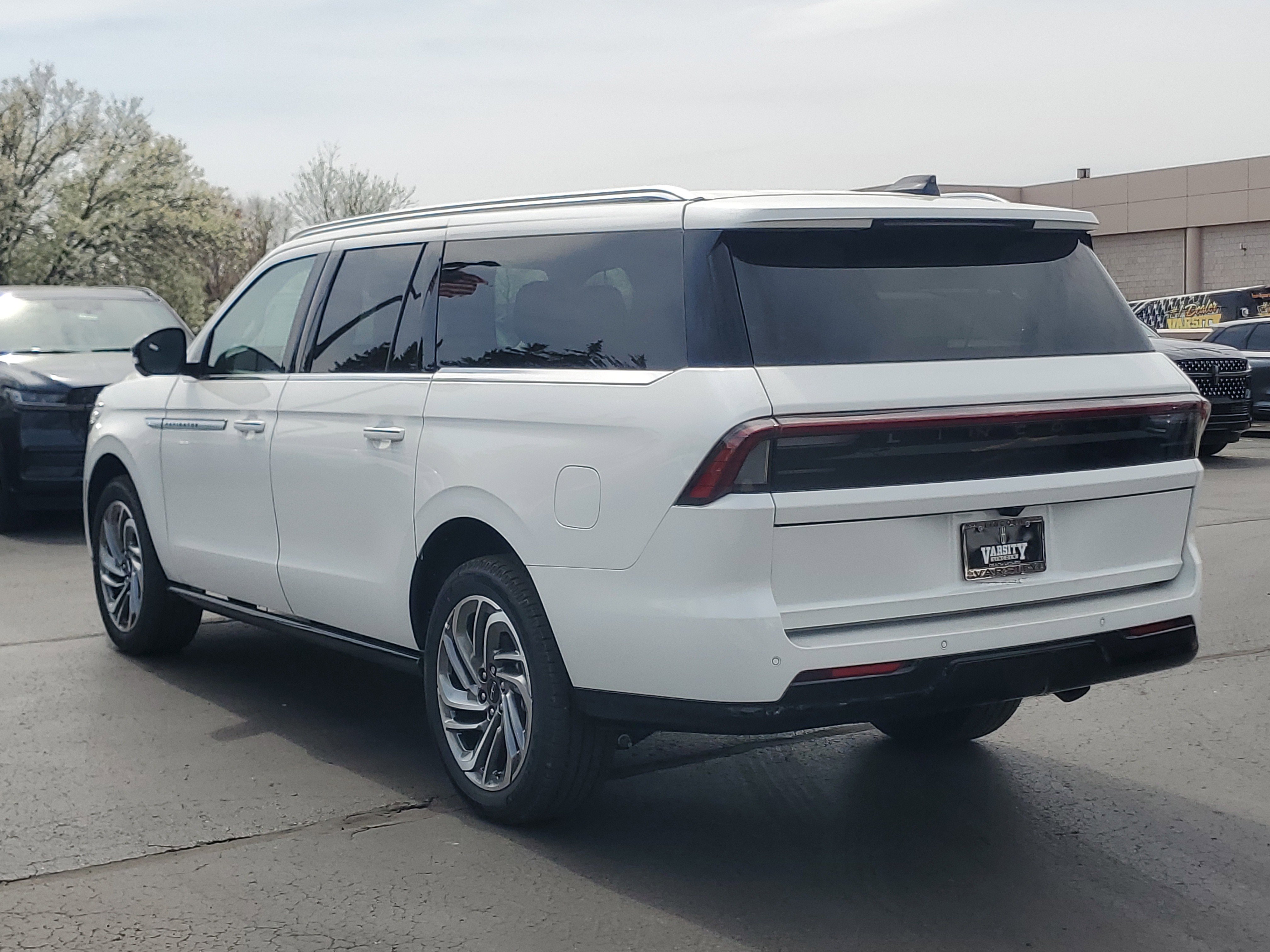 New 2025 Lincoln Navigator L Reserve AWD/4WD image 3