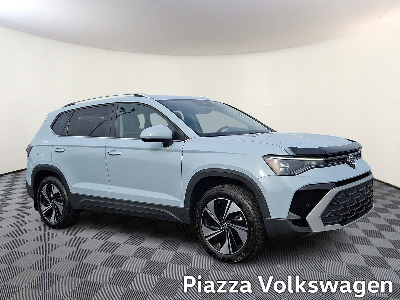 Certified 2025 Volkswagen Taos SE image 1