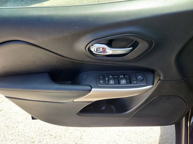 Used 2018 Jeep Cherokee Limited w/ Technology Group image 19