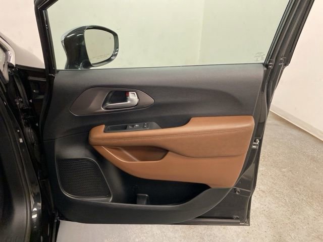 Used 2017 Chrysler Pacifica Limited w/ UConnect Theater Package FWD image 29