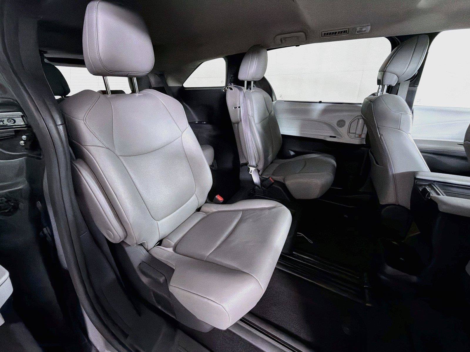 Used 2025 Toyota Sienna XLE FWD image 30