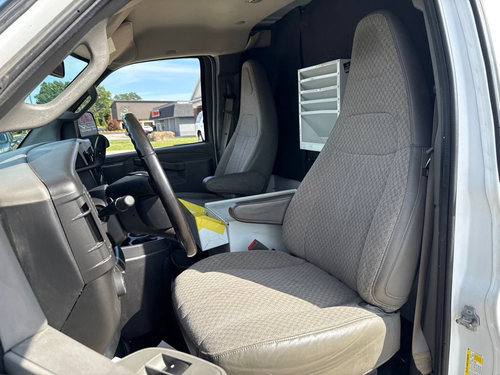 Used 2018 Chevrolet Express 3500 w/ Driver Convenience Package RWD image 2