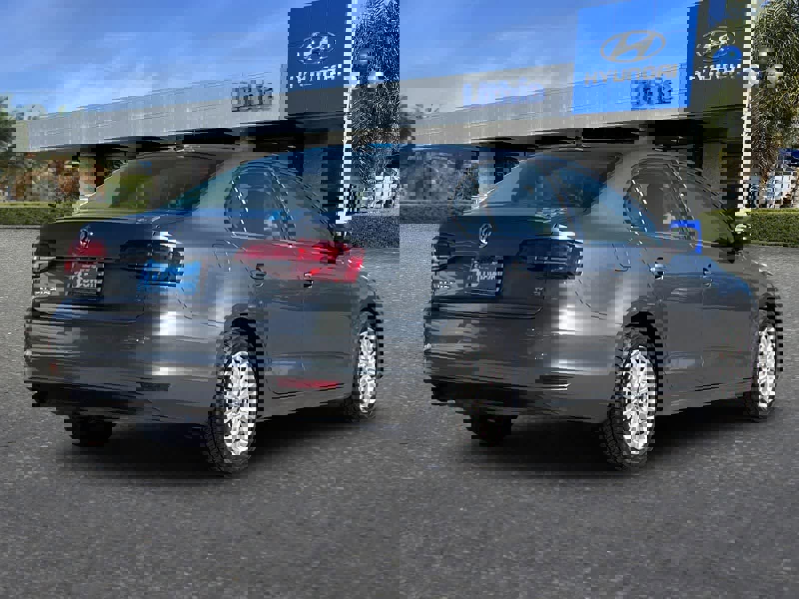 Used 2017 Volkswagen Jetta SE image 3