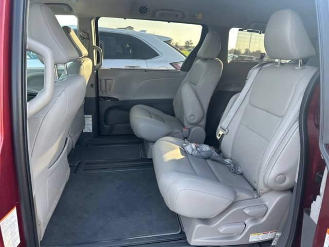 Used 2020 Toyota Sienna XLE w/ Carpet Mat Package FWD image 14