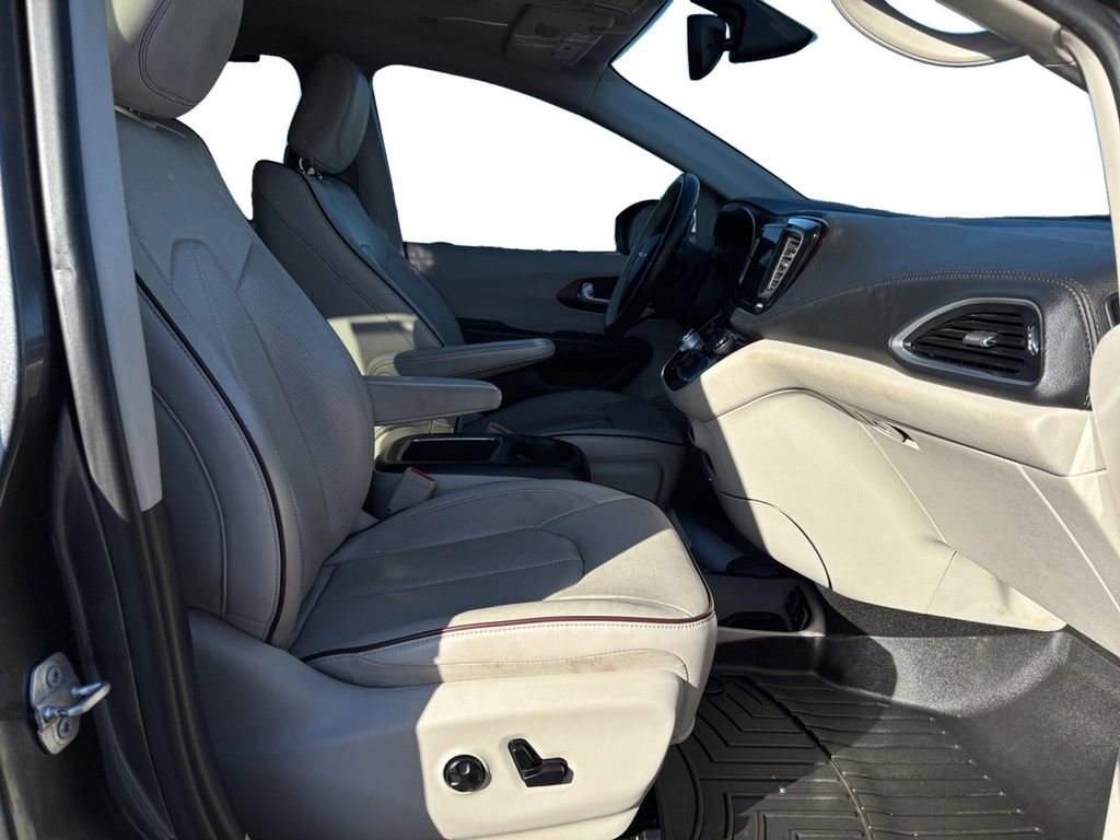 Used 2017 Chrysler Pacifica Limited image 22