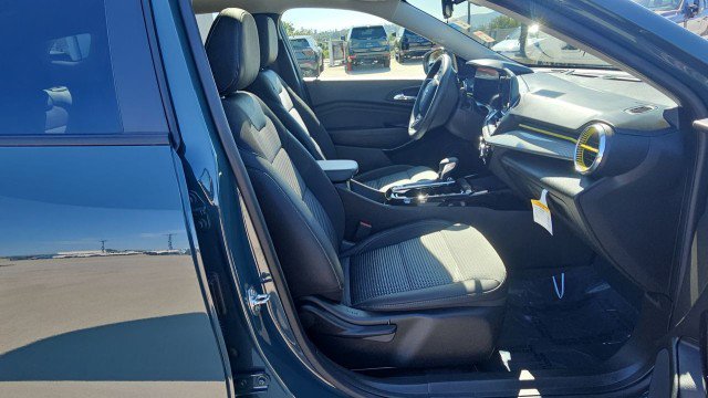 Used 2025 Chevrolet Trax LT w/ Sunroof Package FWD image 28