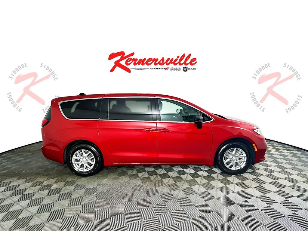 New 2026 Chrysler Pacifica Select image 8