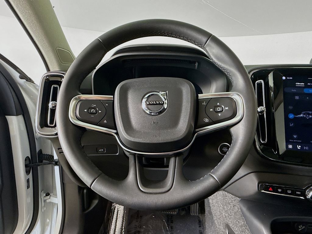 Used 2025 Volvo XC40 B5 Plus image 11