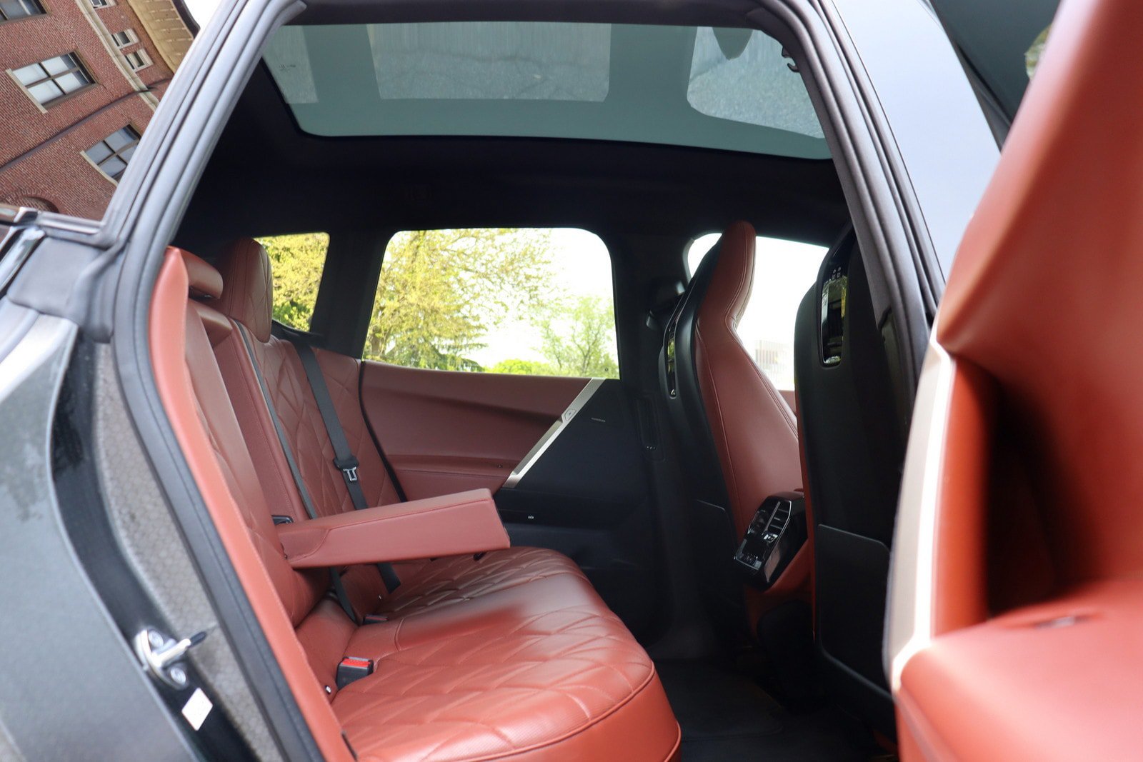 Used 2022 BMW iX xDrive50 w/ Premium Package AWD/4WD image 18