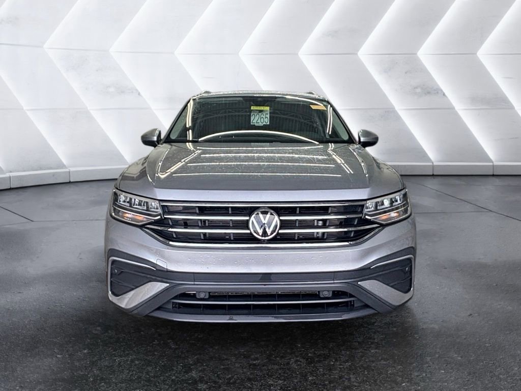 Used 2022 Volkswagen Tiguan SE w/ Panoramic Sunroof Package image 2