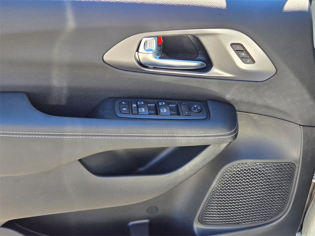 New 2026 Chrysler Pacifica Select image 11