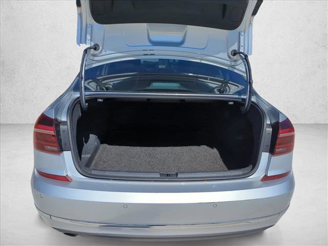 Used 2018 Volkswagen Passat 2.0T SEL Premium image 6
