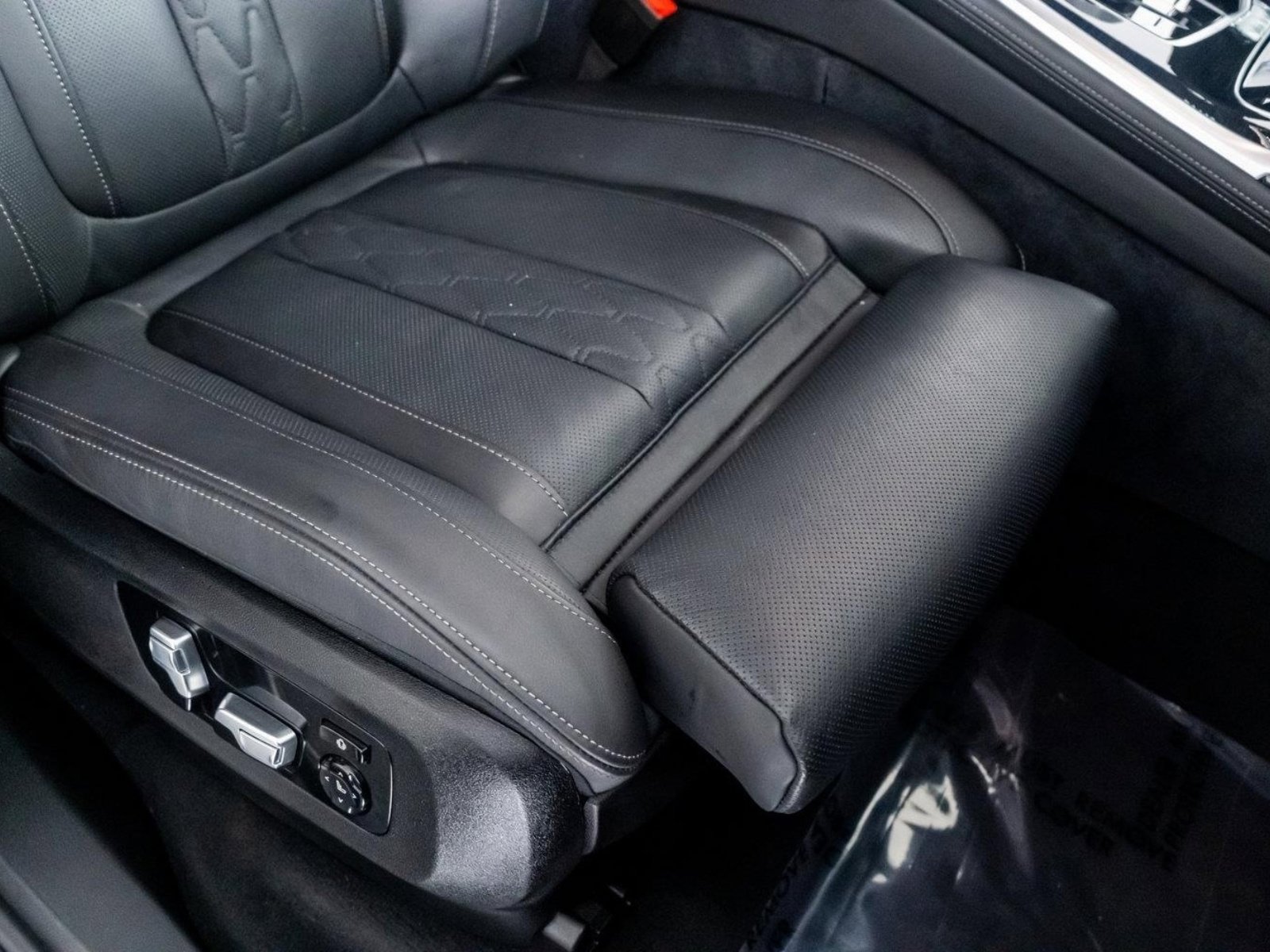 Used 2025 BMW X7 M60i image 31