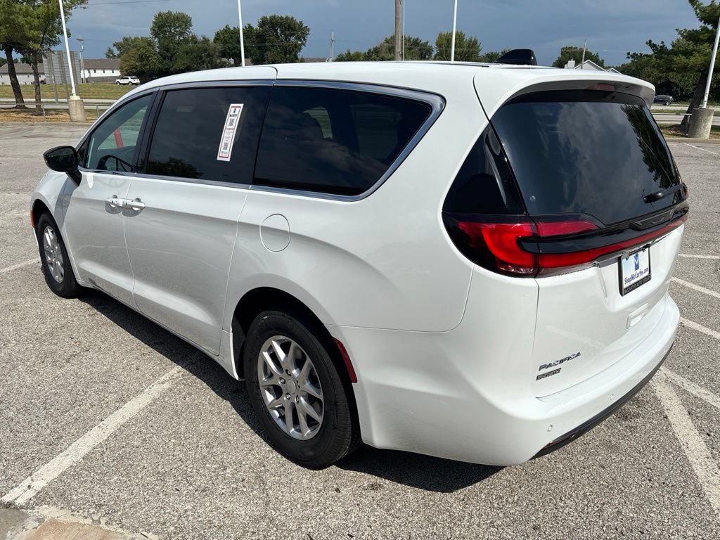 New 2027 Chrysler Pacifica Select FWD image 10