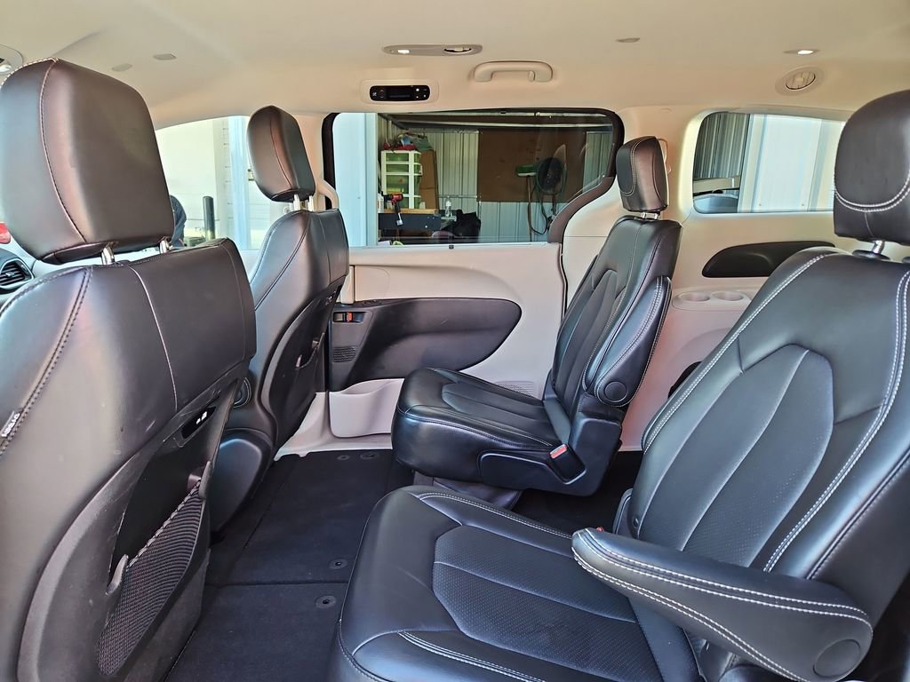Used 2024 Chrysler Pacifica Touring-L image 27