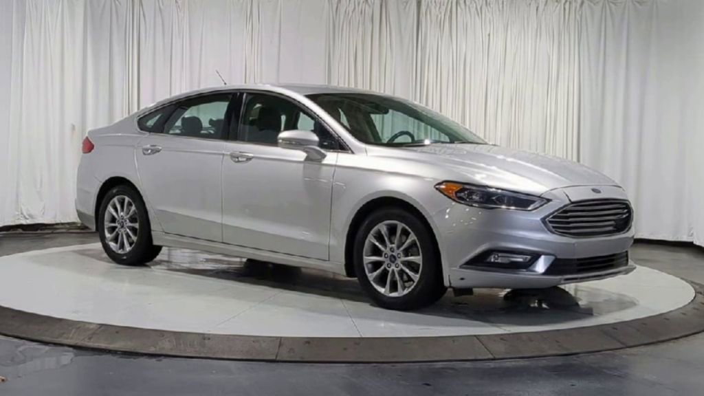 Used 2017 Ford Fusion SE w/ Fusion SE Technology Package image 3