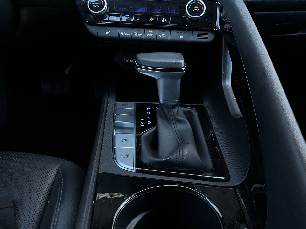 Used 2025 Hyundai Elantra Limited image 24