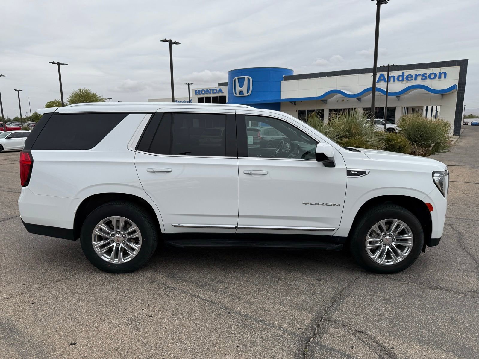 Used 2024 GMC Yukon SLT RWD image 4