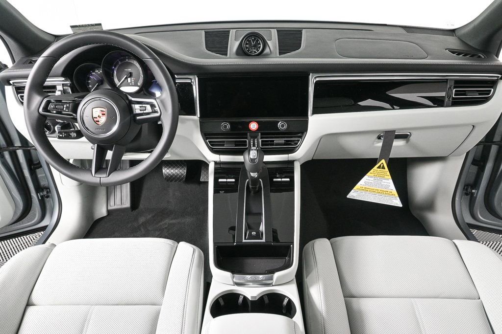 Certified 2025 Porsche Macan image 18