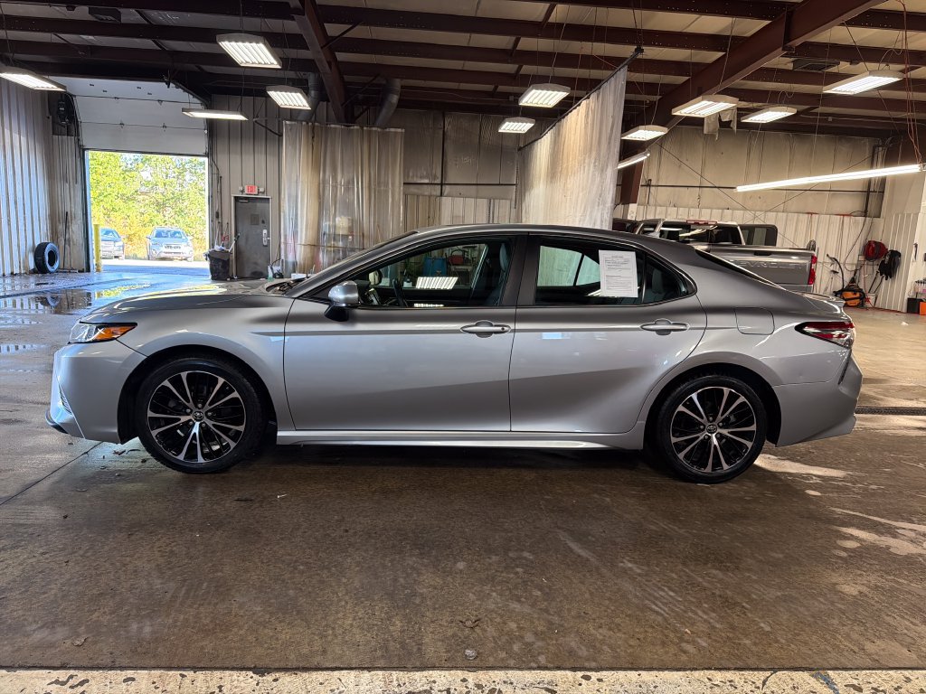Used 2019 Toyota Camry SE FWD image 2