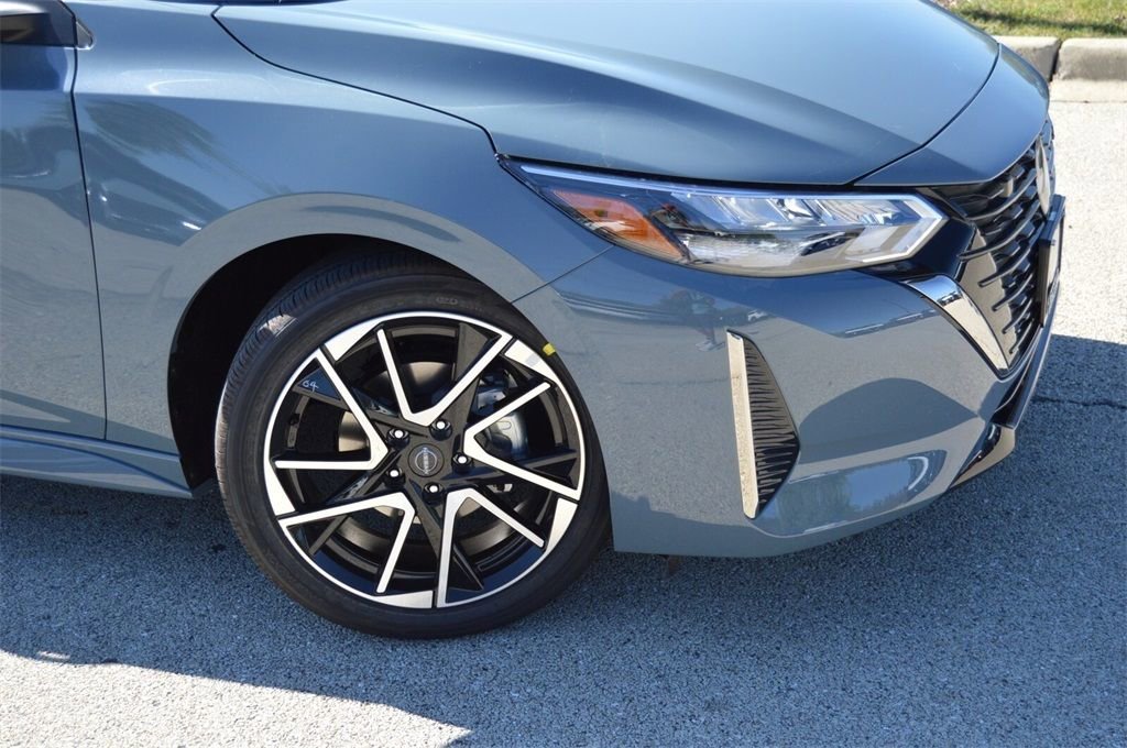 Used 2025 Nissan Sentra SR w/ SR Premium Package image 8