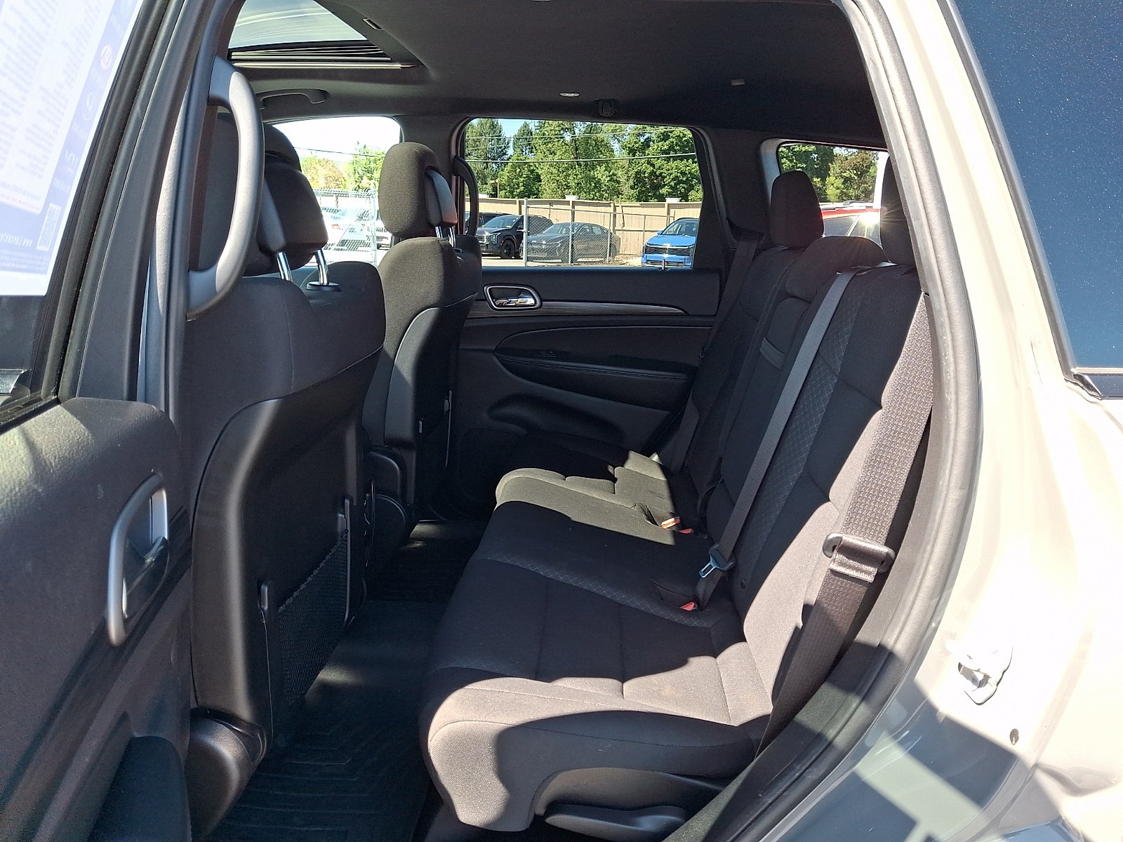 Used 2019 Jeep Grand Cherokee Laredo AWD/4WD image 11