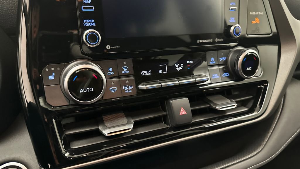 Used 2020 Toyota Highlander XLE AWD/4WD image 23
