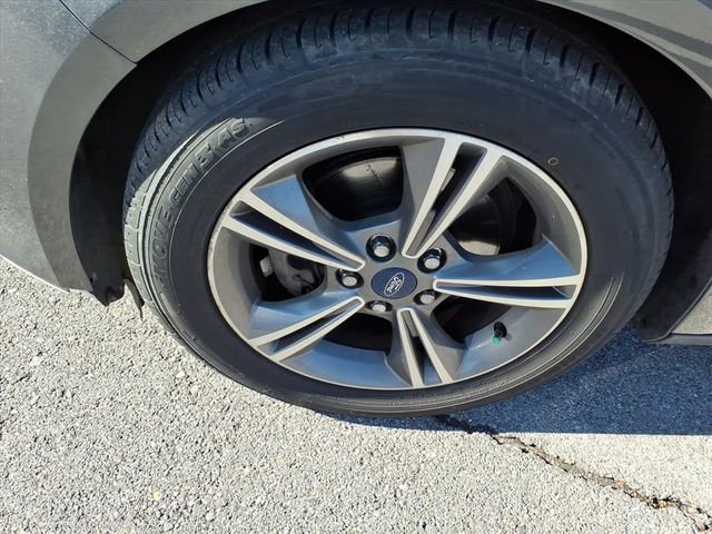 Certified 2018 Ford Focus SE w/ SE Appearance Package image 13