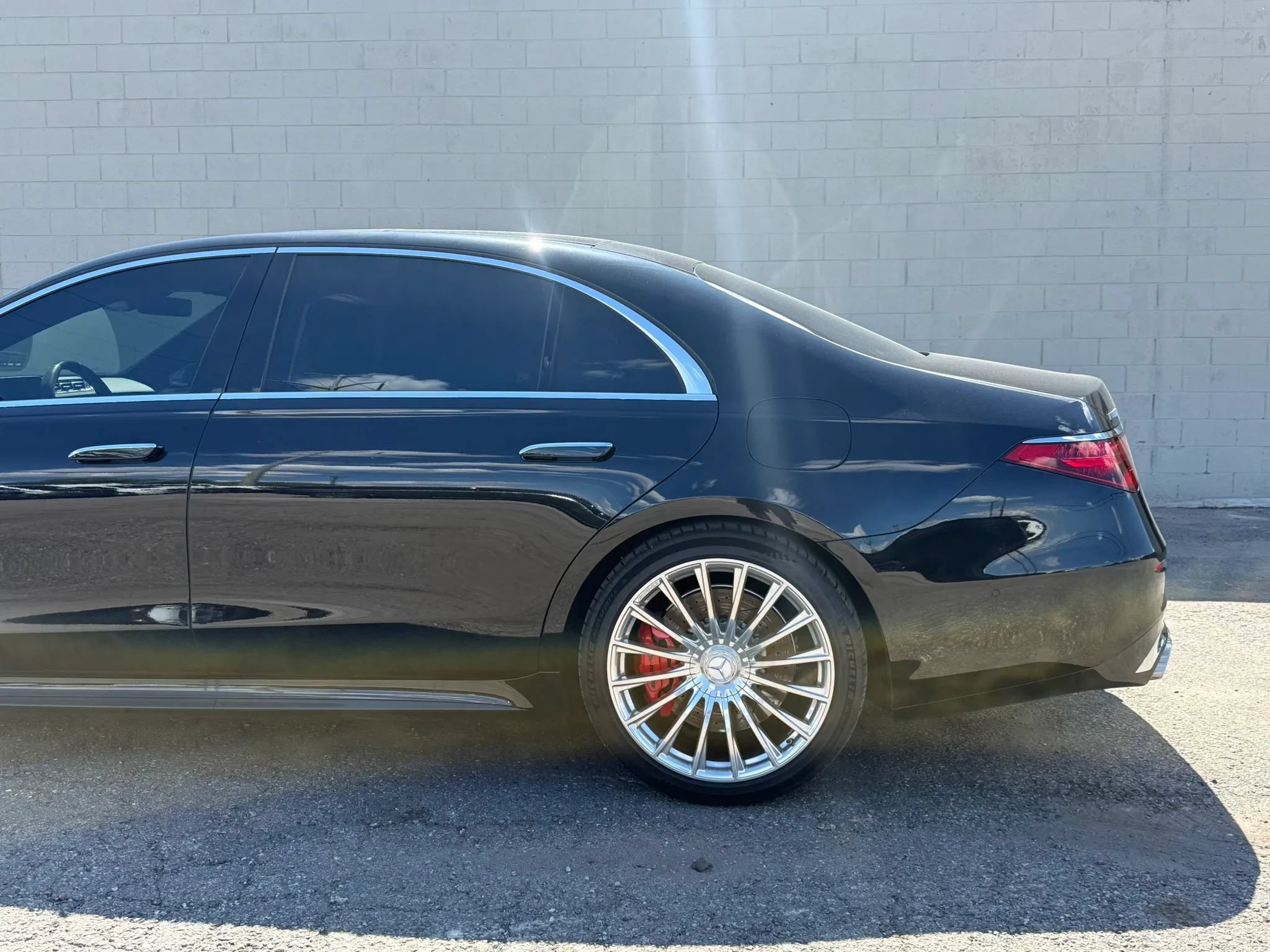 Used 2024 Mercedes-Benz S 63 AMG S w/ Carbon Fiber Exterior Package image 5